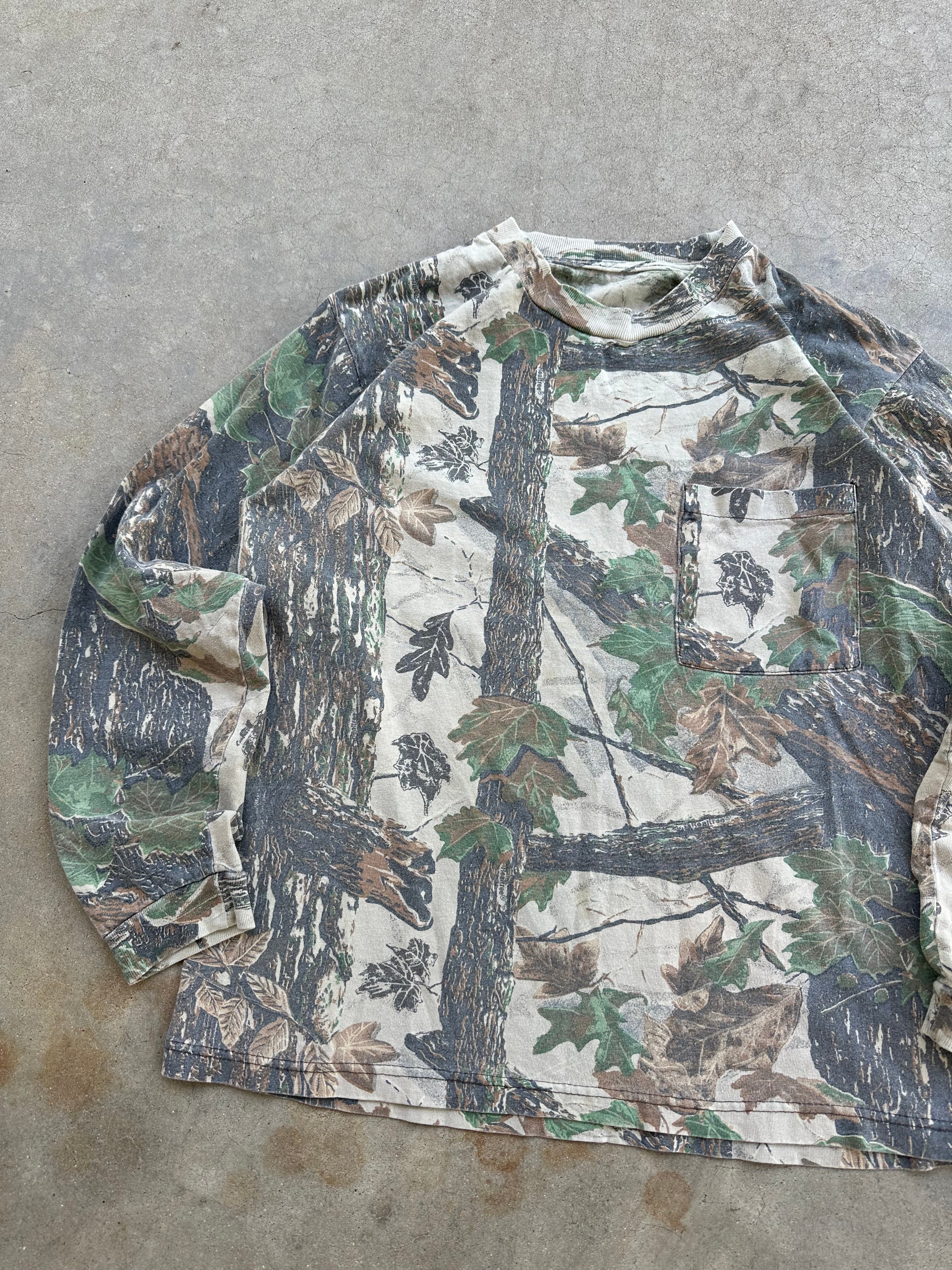 1990s Distressed Realtree Camo Boxy T-Shirt (M)