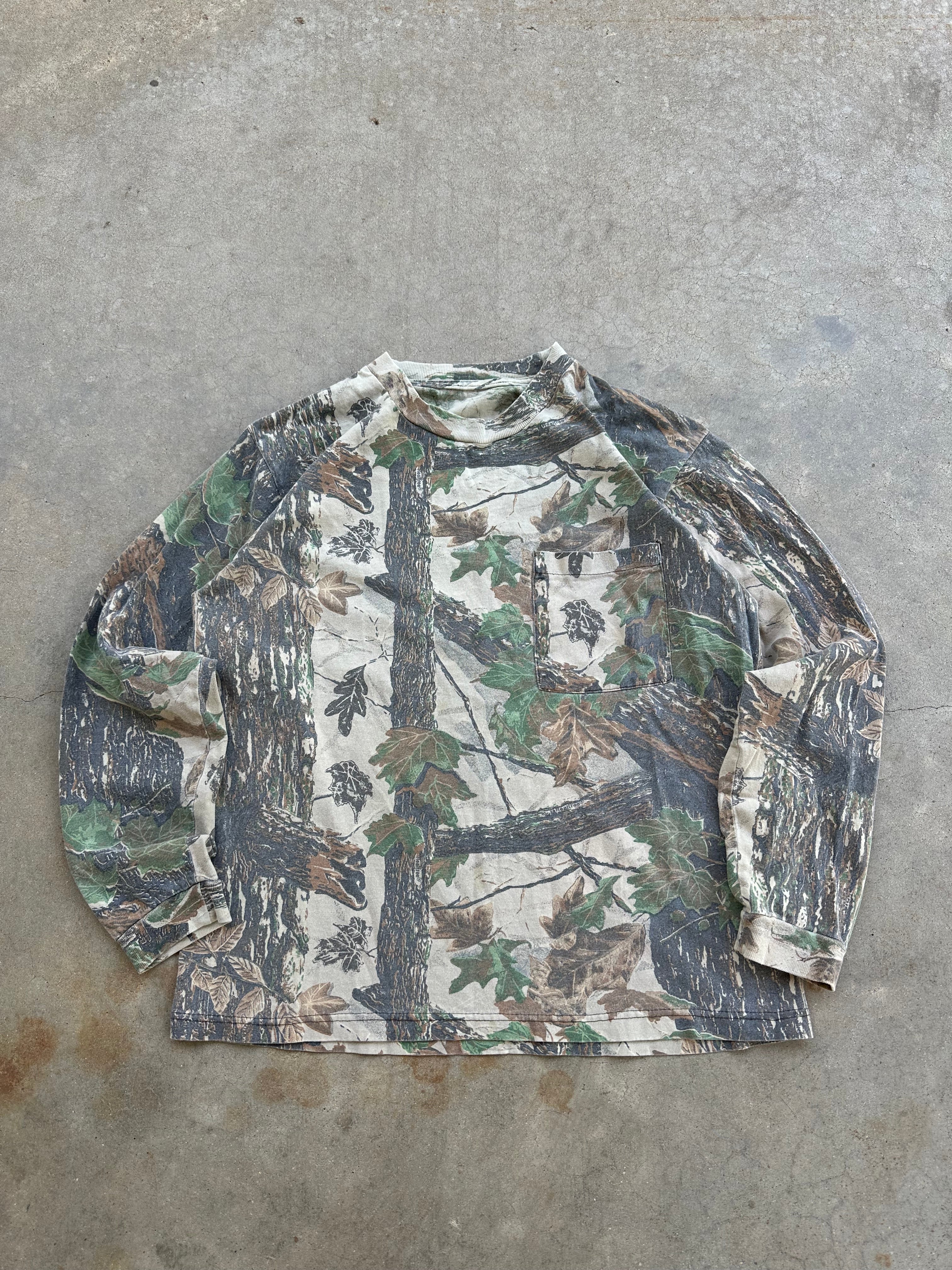 1990s Distressed Realtree Camo Boxy T-Shirt (M)